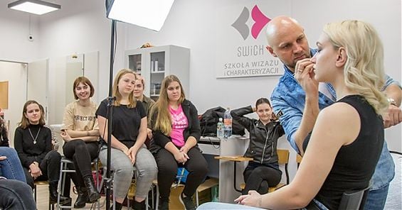 Daniel Sobieśniewski prowadzi warsztaty w Szkole Wizażu i Charakteryzacji SWiCh